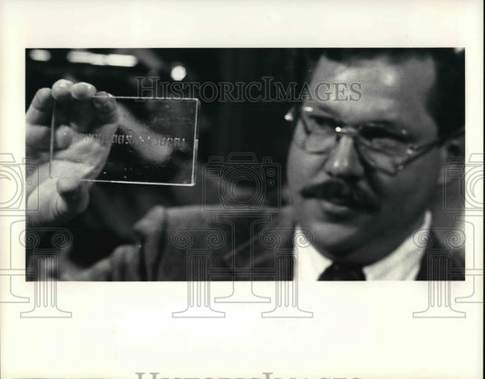 1985 Press Photo Police officer during the press conference - Historic Images