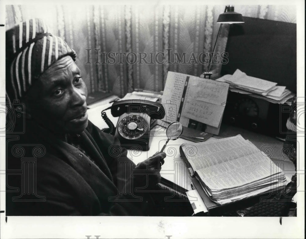 1982 Press Photo Martha Homes, 74, w/ bible, magnifying glass and phone numbers - Historic Images