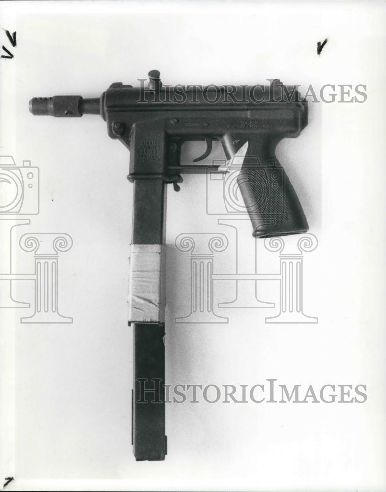 1989, Semi automatic weapons confiscated by police - cva19399 - Historic Images