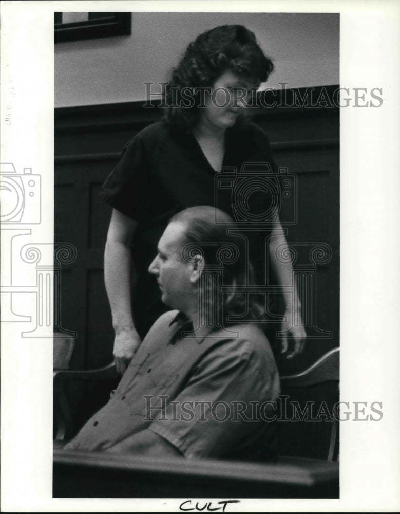 1990 Press Photo Kathryn Johnson on her arraignment with Jeff Lundgren - Historic Images