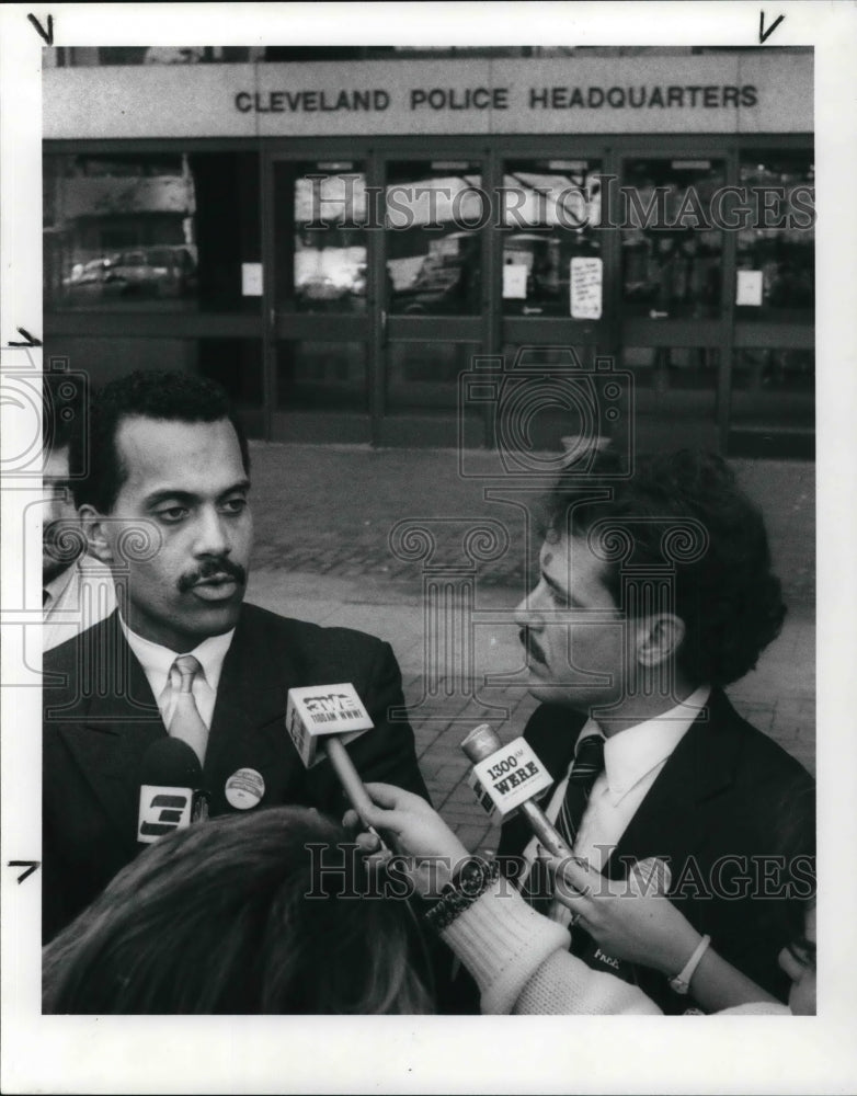 1989 Press Photo Councilman Jeff Johnson &amp; Jay westbrook hold a news conference - Historic Images