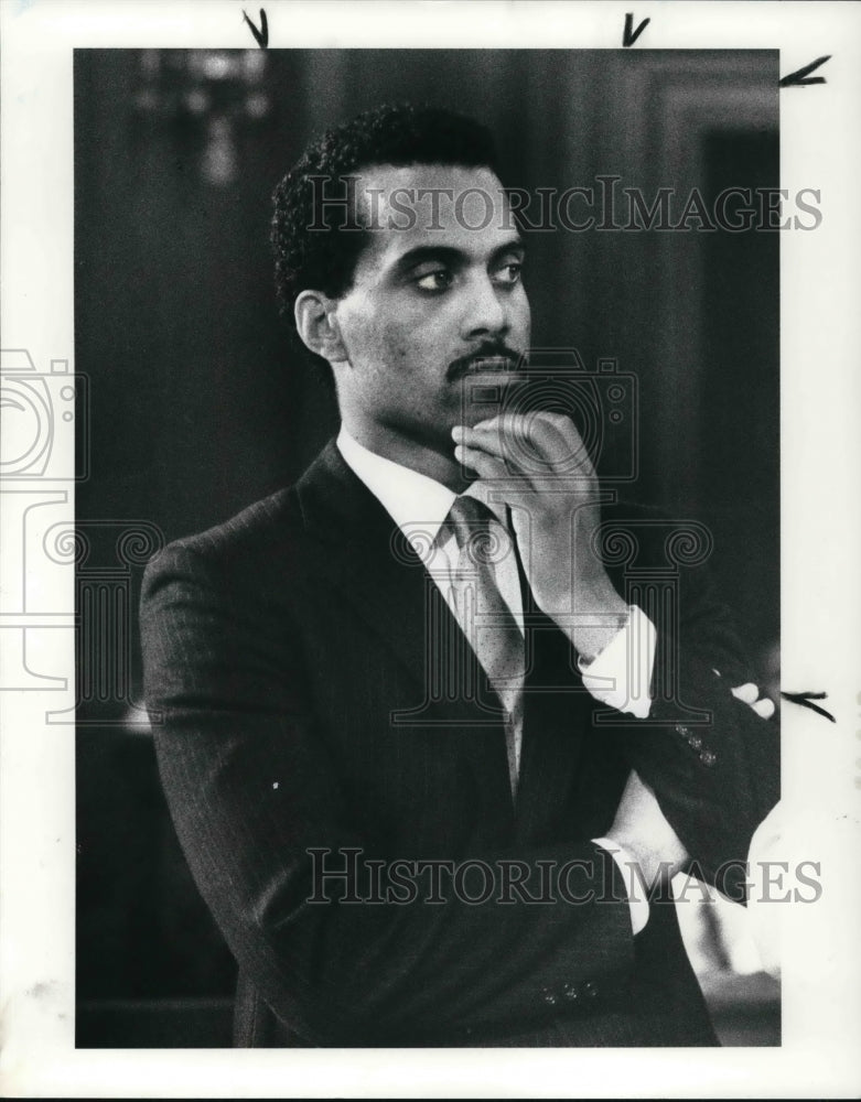 1988 Press Photo Jeff Johnson Councilman scans the City Council Chambers - Historic Images