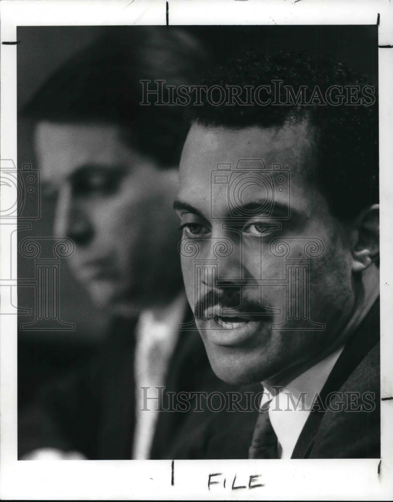 1989 Press Photo Jeff Johnson with Councilman Mike Polensek in Background - Historic Images