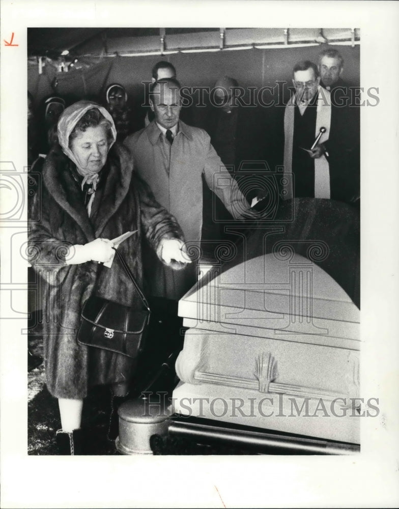 1980 Press Photo Sister Dorothy Kazel Mother and Father at Funeral Service. - Historic Images