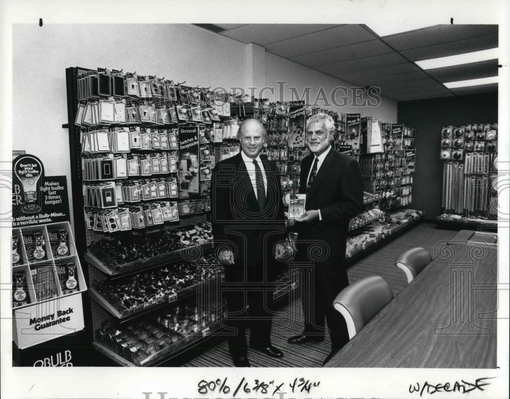 1990 Press Photo Armond and Melvin Waxman at the Waxman Industries Inc. - Historic Images