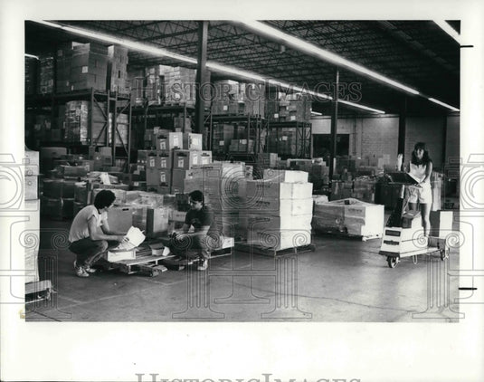 1988 Press Photo The packaging employees at the Waxman Industries - Historic Images