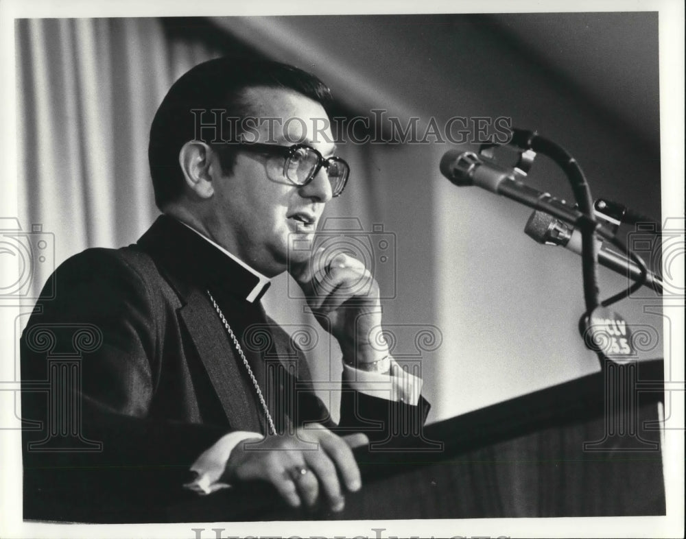 1981 Press Photo Bishop Anthony Pilla at the City Club - Historic Images