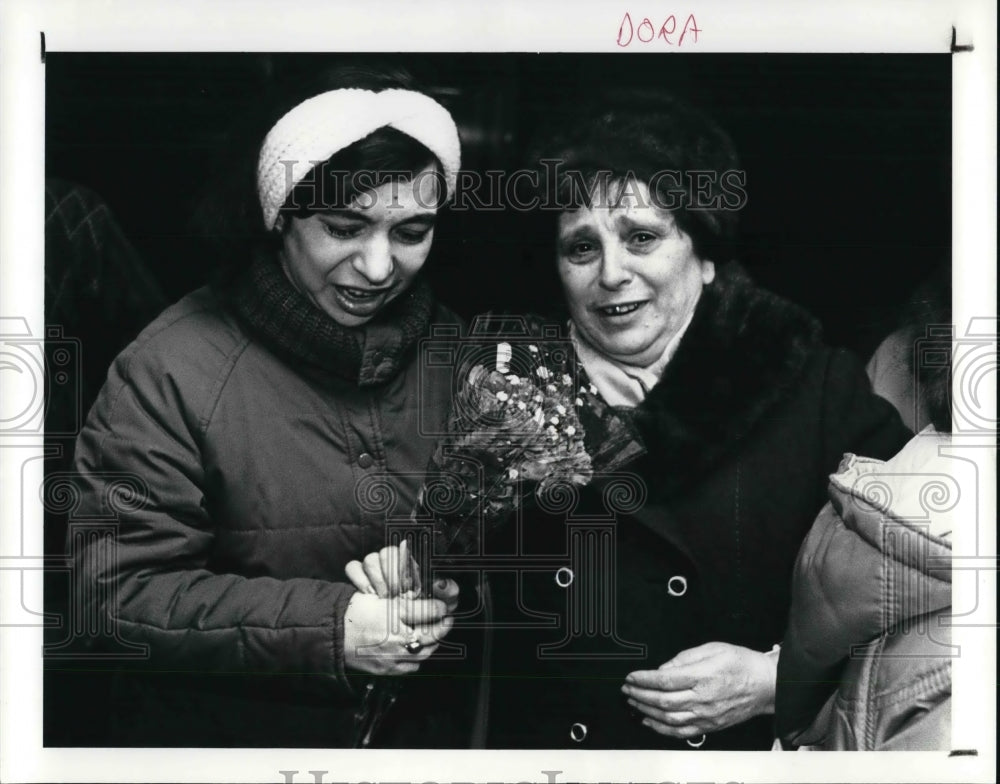 1988 Press Photo Rashela Poliak crys with her on arrival at Hopkin Airport - Historic Images