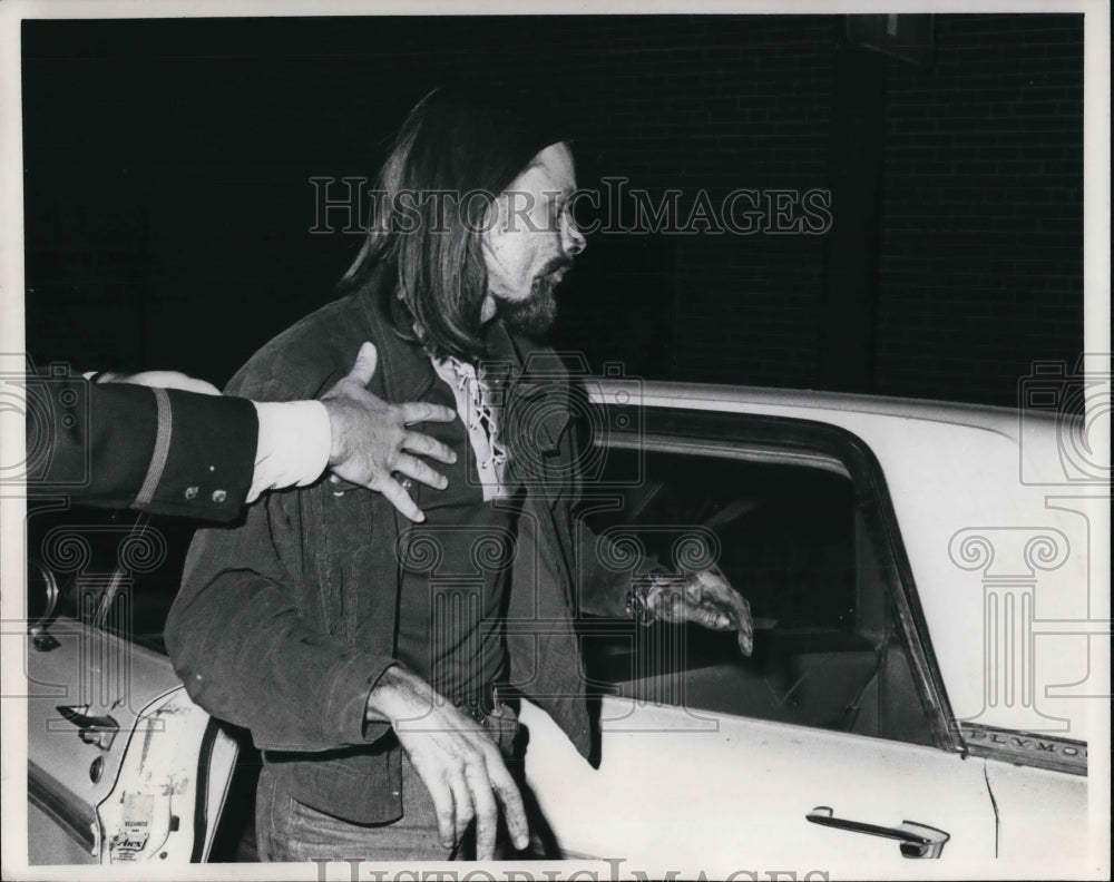 1972 Press Photo Hit skip driver apprehended by tow truck Driver John Kassy - Historic Images