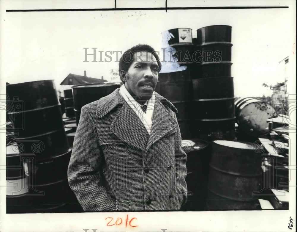 1980 Press Photo Ward 16 councilman Kenneth L. Johnson barrels - Historic Images