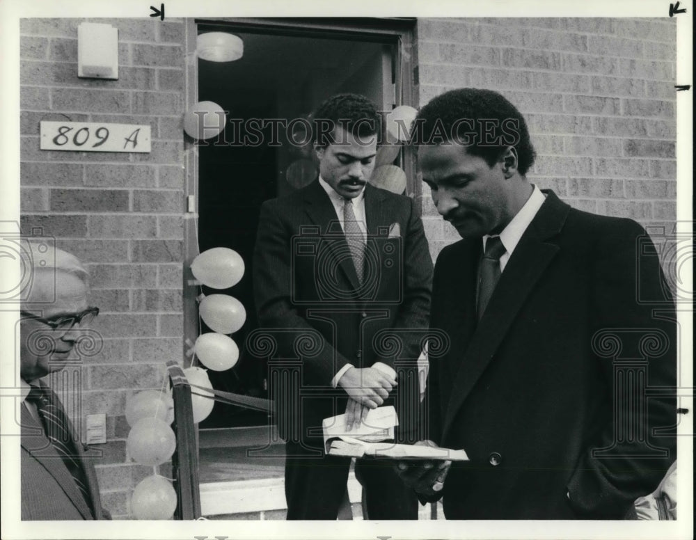 1984 Press Photo Jeff Johnson Glenville Development Corp. Town House Dedication - Historic Images