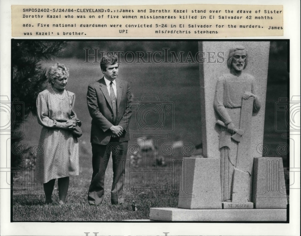 1984 Press Photo James and Doothy Kazel stand at the grave of Sister Dorothy - Historic Images