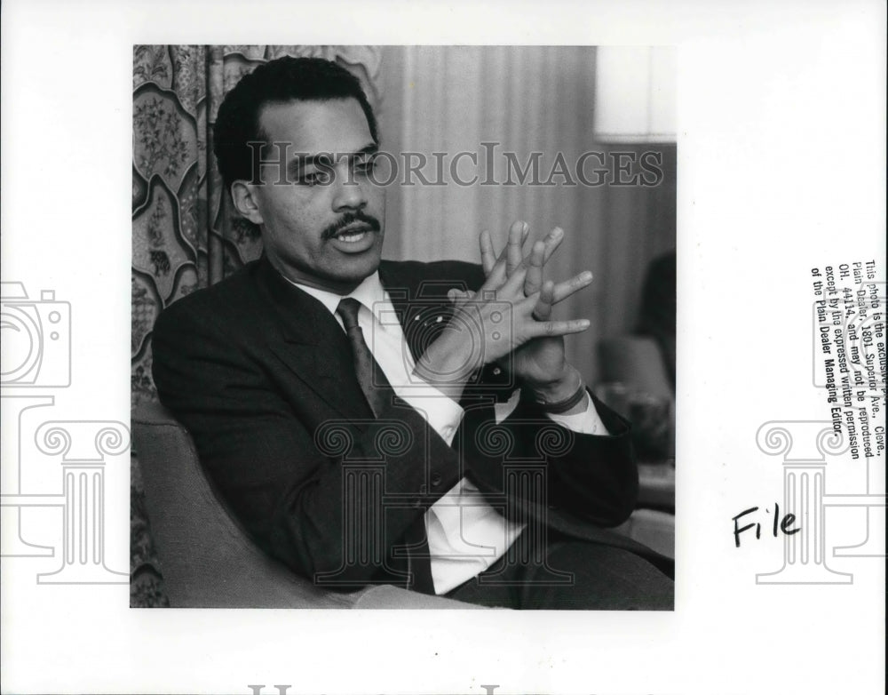 1988 Press Photo Councilman Jeff Johnson Watches Race Result Against V. Brown - Historic Images