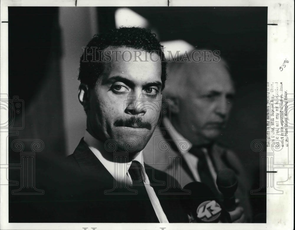 1988 Press Photo Councilman Jeff Johnson Files Charges Against George Forbes - Historic Images