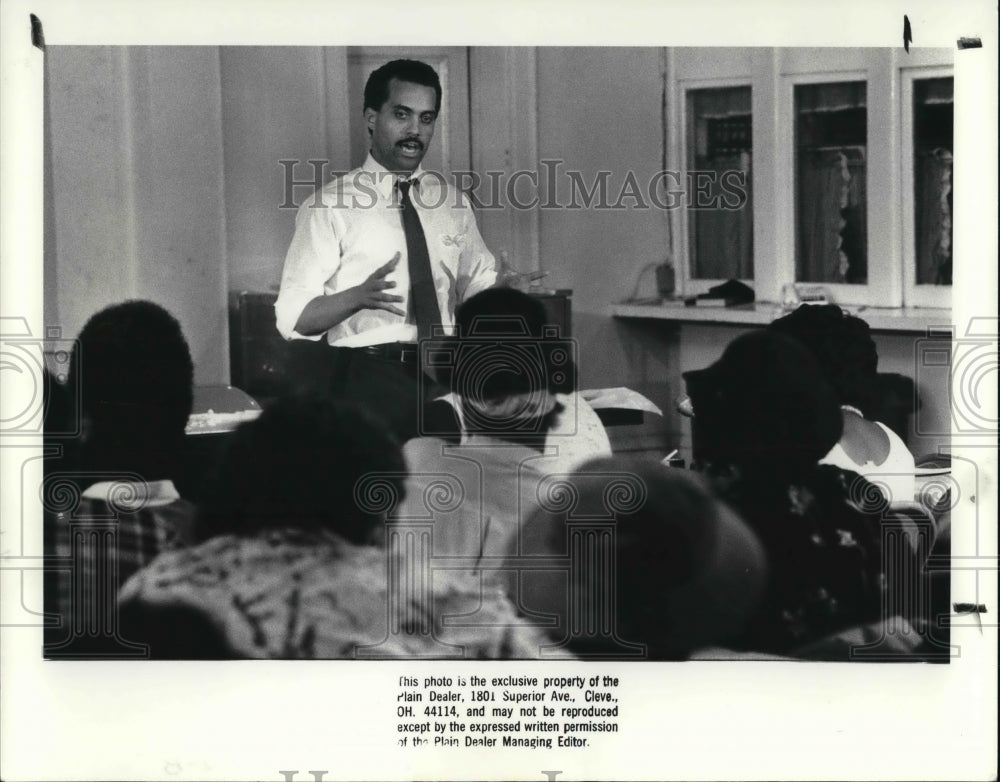 1988 Press Photo Jeffrey D. Johnson Speaks at Ward 8 Community Meeting - Historic Images