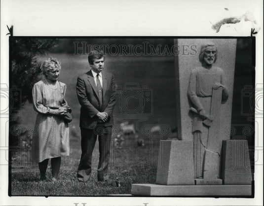 1984 Press Photo Dorothy and James Kazel at Graveside of Sister Dorothy Kazel - Historic Images