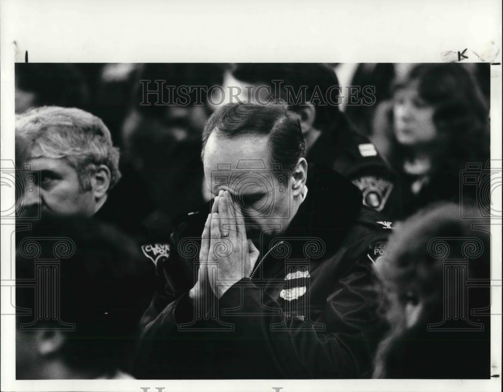 1984 Press Photo Deputy Chief Richard Kazmir Prays for Patrolman Stephen Kouach - Historic Images