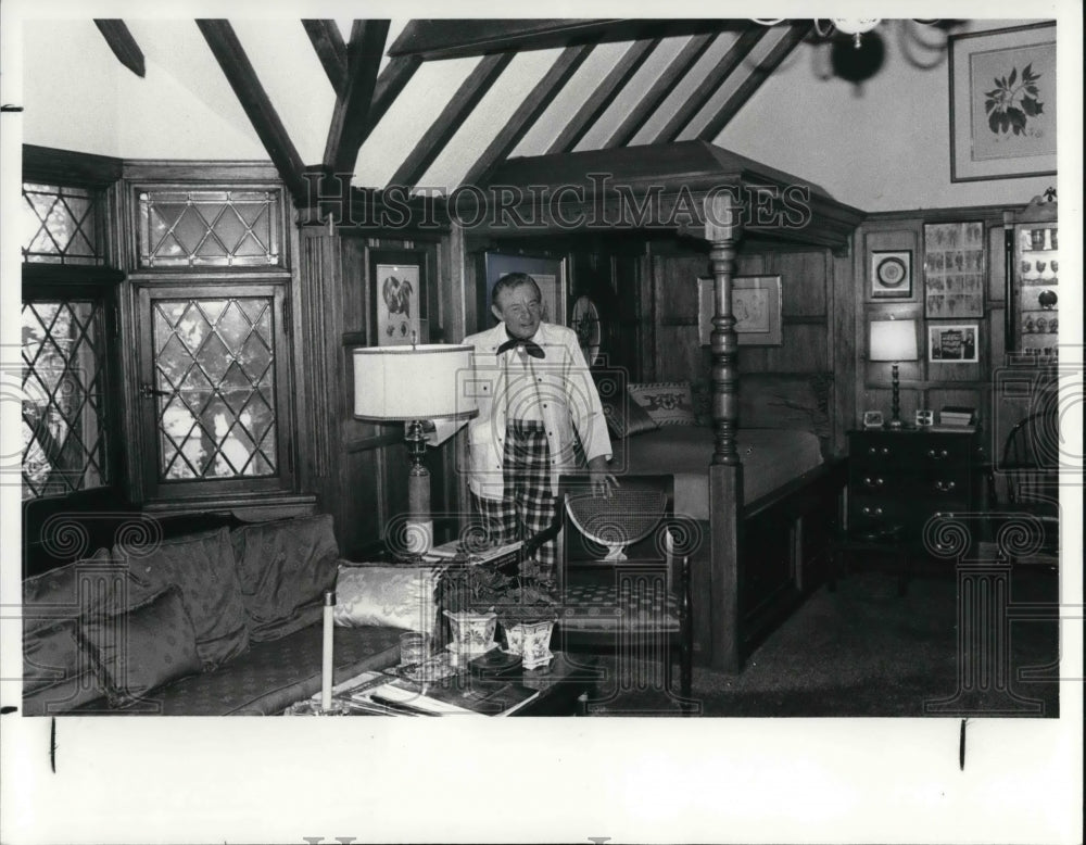 1982 Press Photo Phil Hummel in a room he designed in Elderly Sharing Mansion - Historic Images