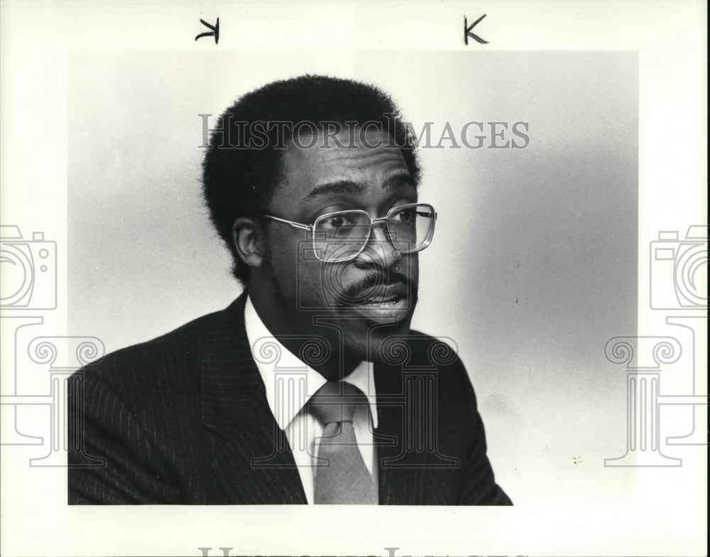 1985 Press Photo Reverend Thomas Hoyt Jr. during Holland interview - Historic Images