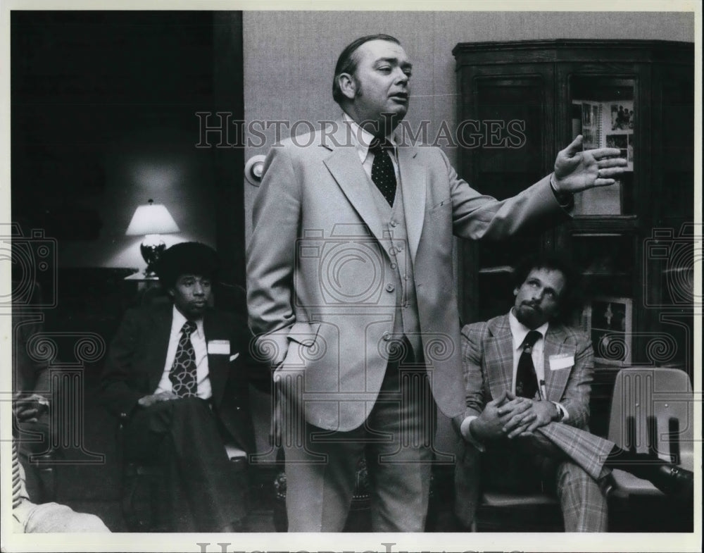 1978 Press Photo Wayne Howard Security Head Speaking In Room Full Of People - Historic Images