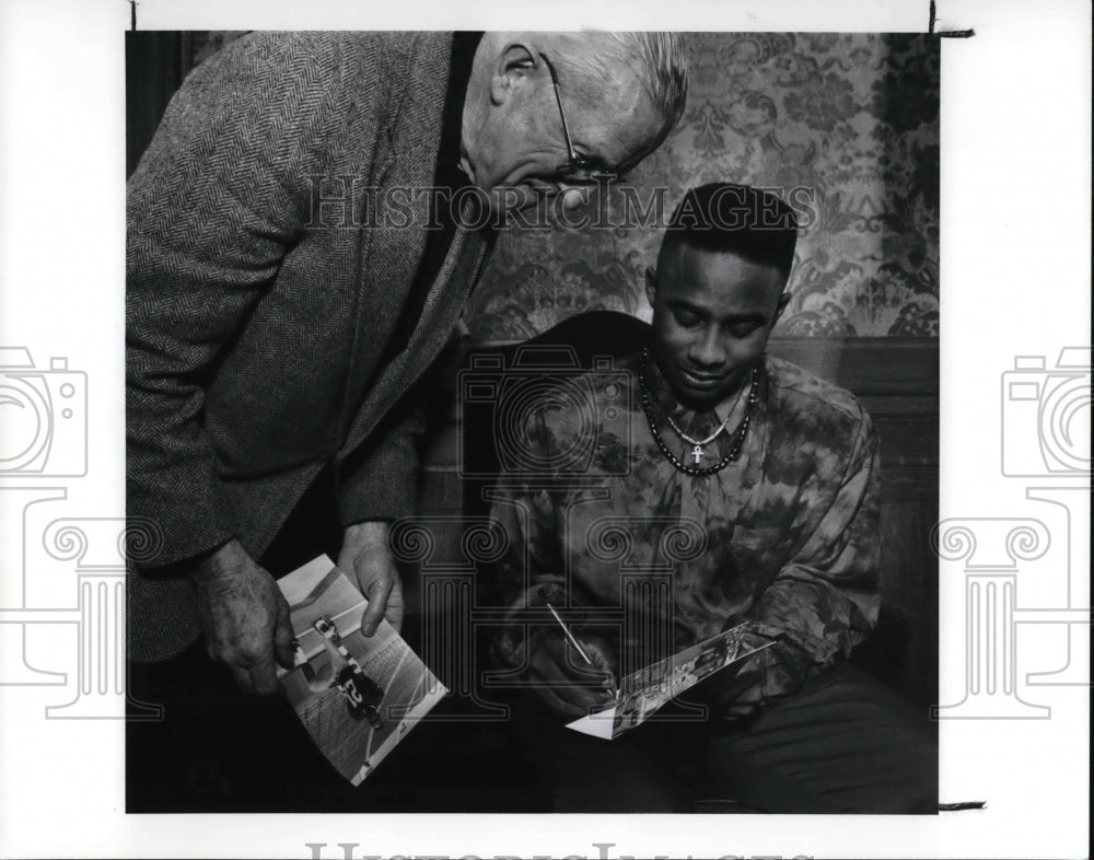 1992 Press Photo Heisman Trophy Winner Desmond Howard &amp; Father Eldon Reichert - Historic Images