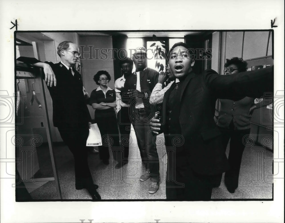 1983 Press Photo Reverend Walter Houston and neighbors on a protest - Historic Images