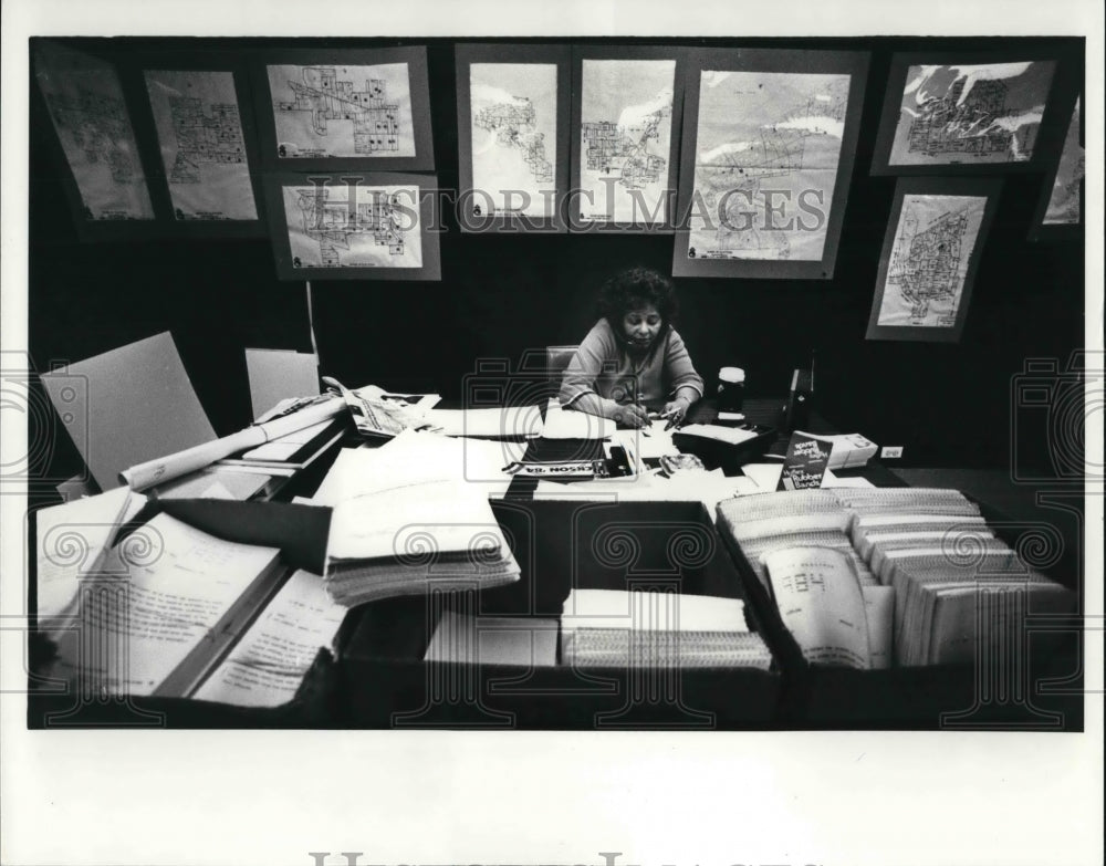 1984 Press Photo Rose M. Ross carried a Jesse Jackson&#39;s campaign at her office - Historic Images