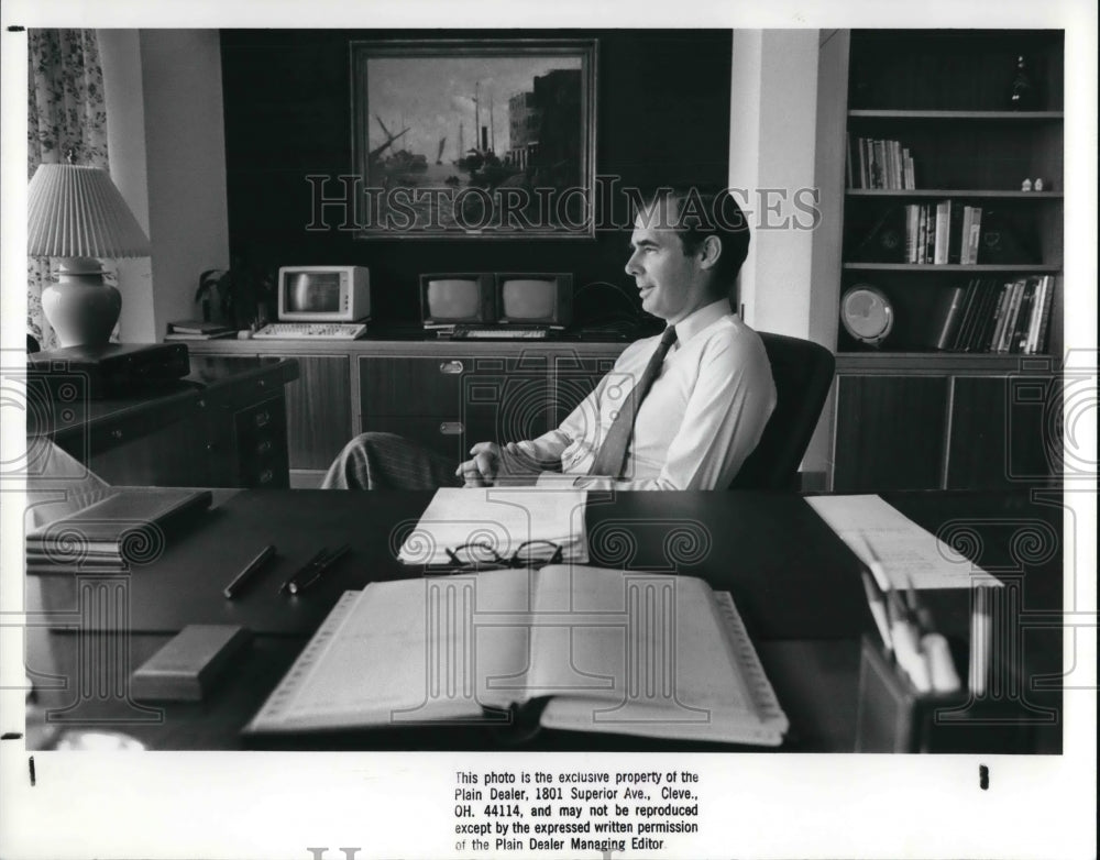 1988 Press Photo James H. Ross of BP in his office - Historic Images