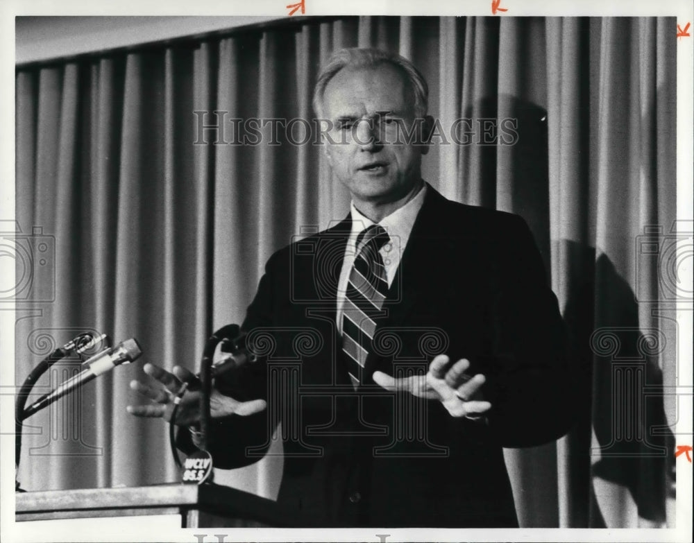 1982 Press Photo Mayor William H. Hudnutt of Indianapolis - Historic Images