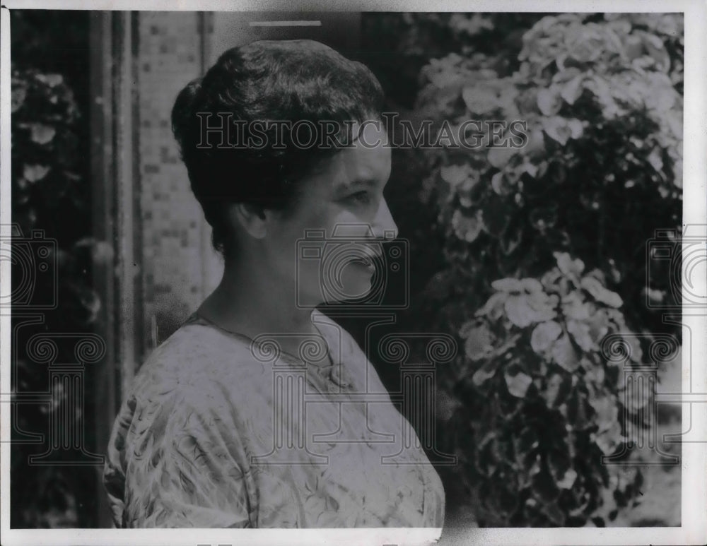 1960 Press Photo Mary Hirschfeld Reporter Wins Award by Brazilian Government - Historic Images