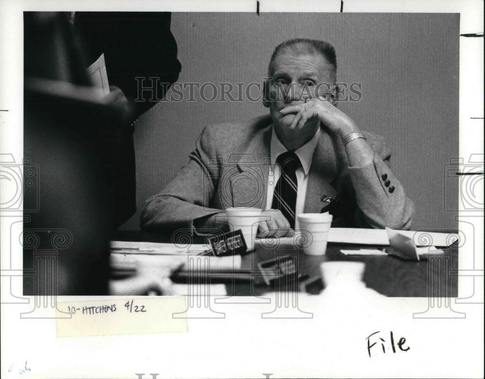 1989 Press Photo Dean J. Hitchens During NOACA Board Meeting - Historic Images