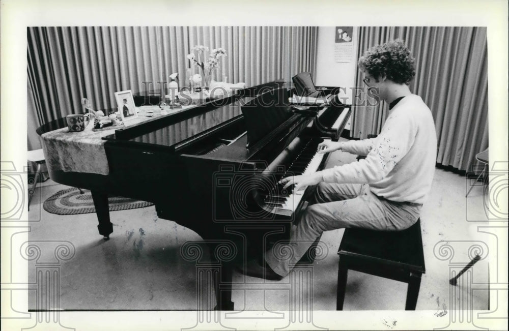 1979 Press Photo Randall Hodgkinson Plays Piano - Historic Images