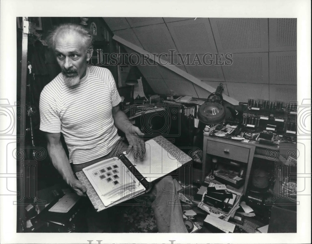 1981 Press Photo David K. Hobus with the left stamp collection - Historic Images