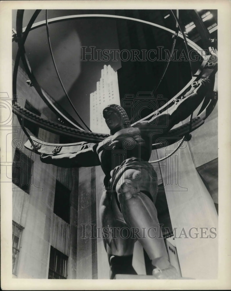 1979 Press Photo  International Building&#39;s forty five foot bronze Atlas statue - Historic Images