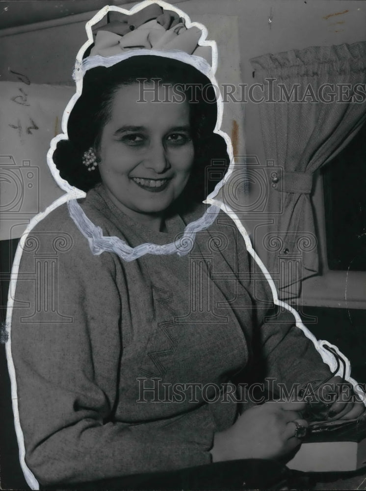 1946 Press Photo Mary Hioschfeld is a Plain dealer writer - cva19999- Historic Images