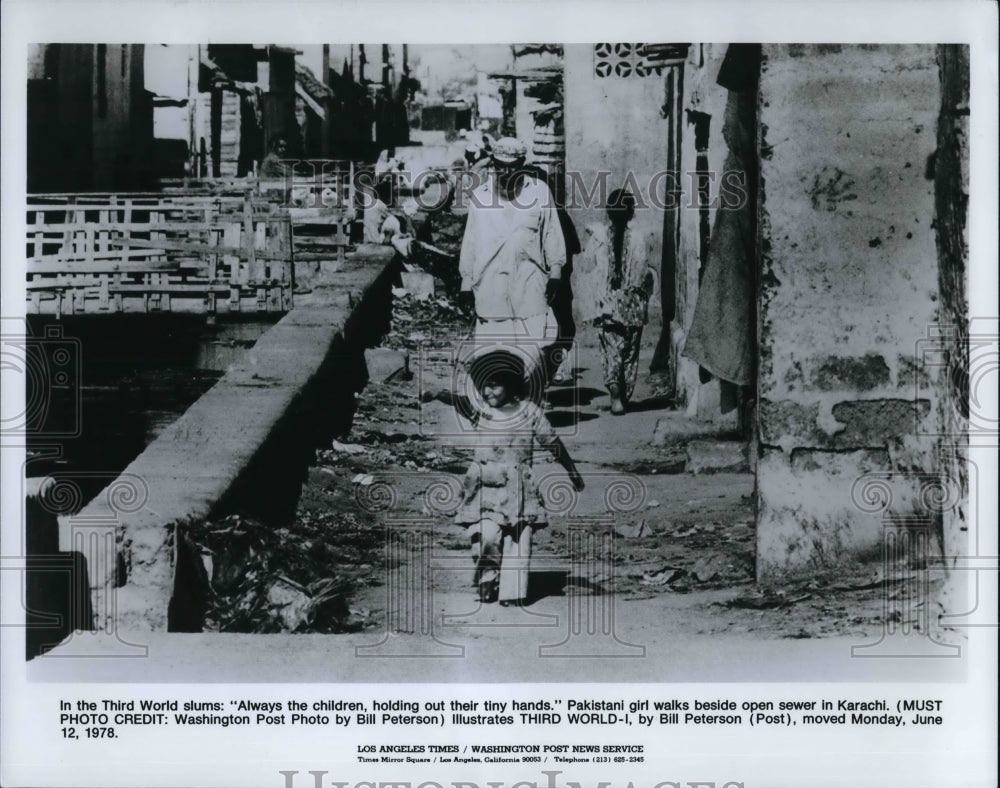 1978 Press Photo A Pakistan girl walks beside open sewer in Karachi - Historic Images