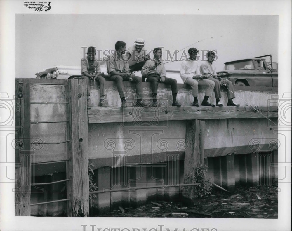 1967 Press Photo Ishmael Johnson In Hat Fishing - cva20117 - Historic Images