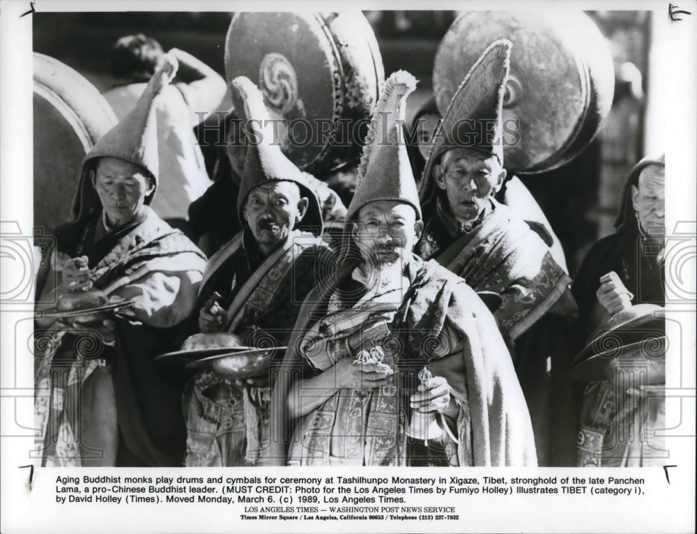 1989 Press Photo Aging Buddhist Monks Play Drums And Cymbals For Ceremony - Historic Images