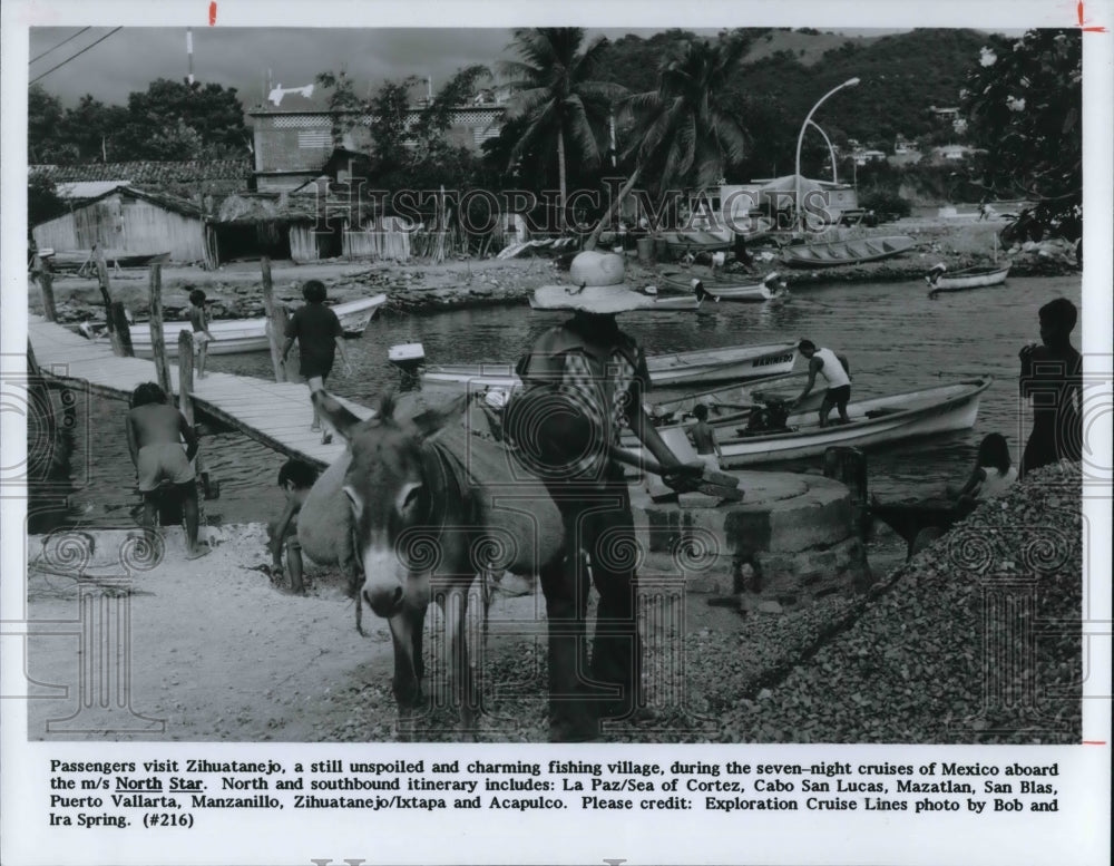 Press Photo Passengers Visit Zihuatanejo An Unspoiled Fish Village - Historic Images