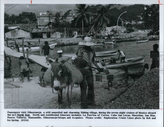 Press Photo Passengers Visit Zihuatanejo An Unspoiled Fish Village - Historic Images