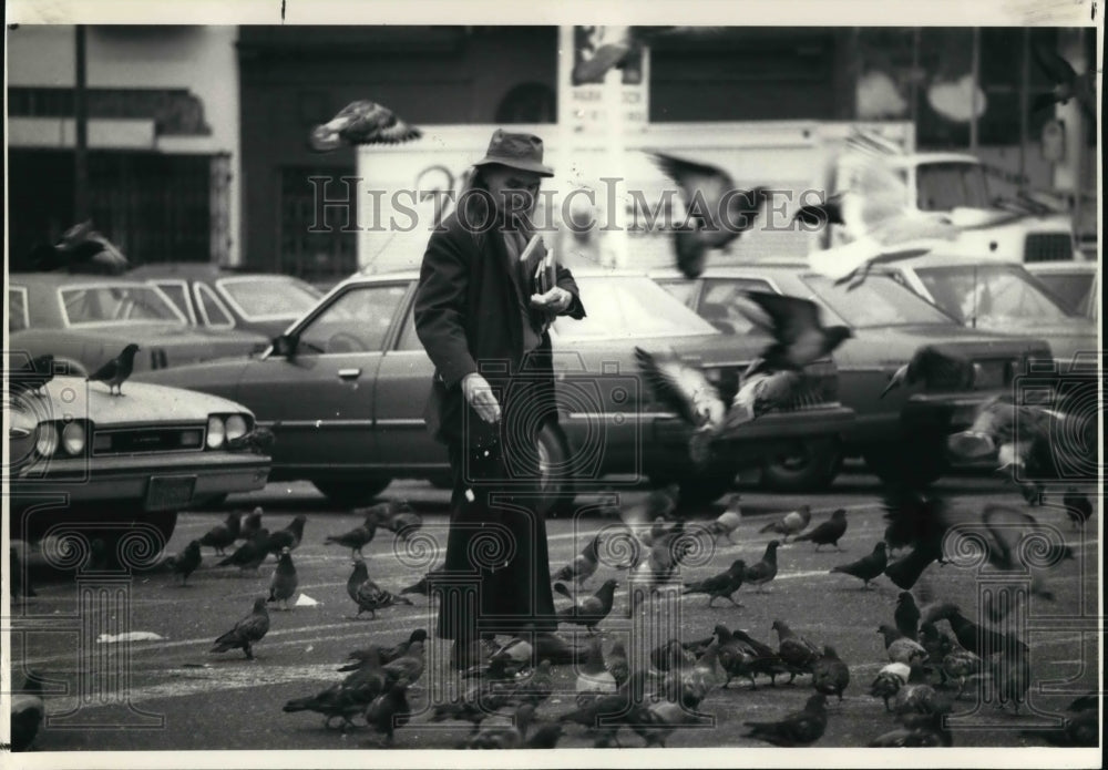 1987 Press Photo Man being swarmed by pigeons in San Francisco - Historic Images