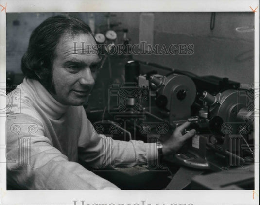 1976 Press Photo Boris Cahan invented a machine called an elipsometer-Historic Images