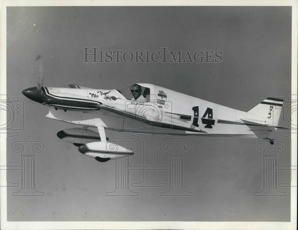 1968 Press Photo Bob Downey at a formula one campbell - Historic Images