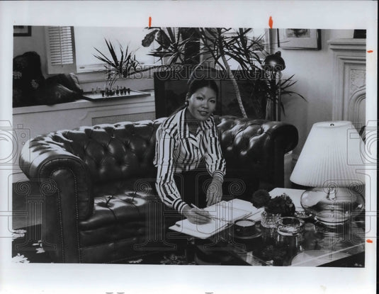 1977 Press Photo Emily Cho at her office - Historic Images