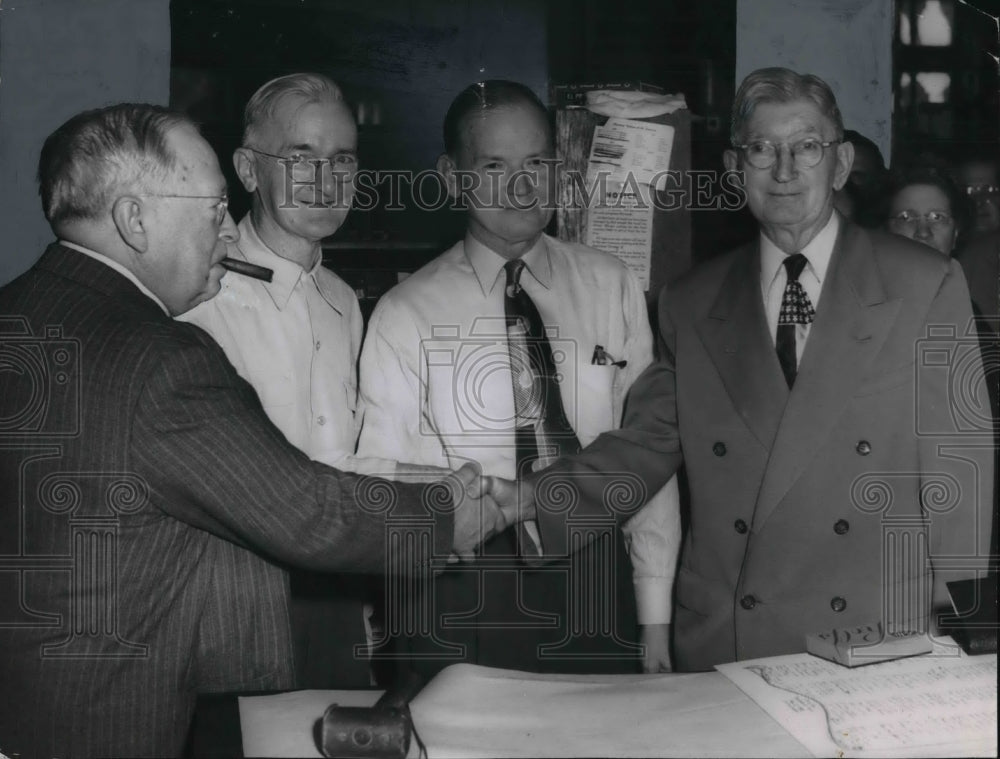 1953 Press Photo Paul Bellamy &amp; others bid goodbye to PD&#39;s Alphaeus Chipchase - Historic Images