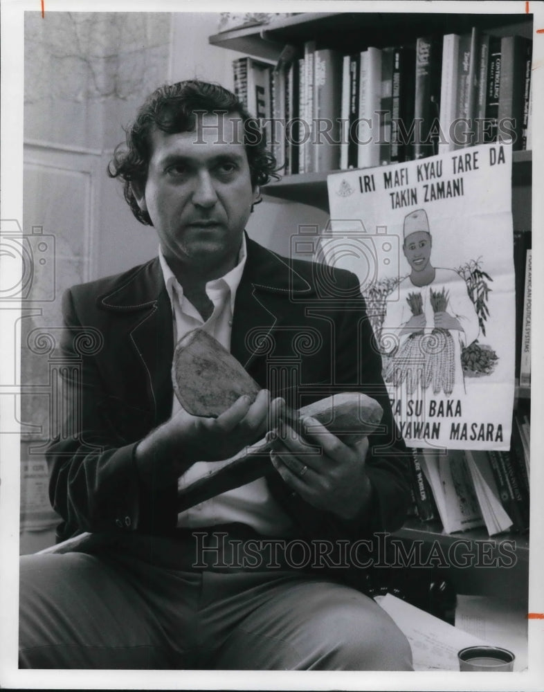 1977 Press Photo Dr. Robert B. Charlick, Professor of political science - Historic Images