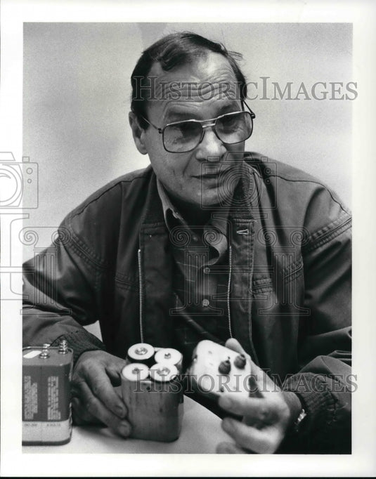 1987 Press Photo Frank Chase & his lantern battery replacement  invention - Historic Images