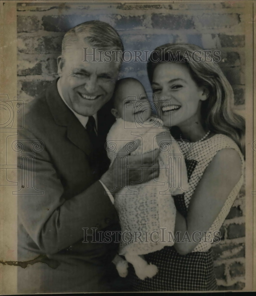 1966 Press Photo Mr. and Mrs. Cary Grant with their adorable Jenny - cva20708 - Historic Images