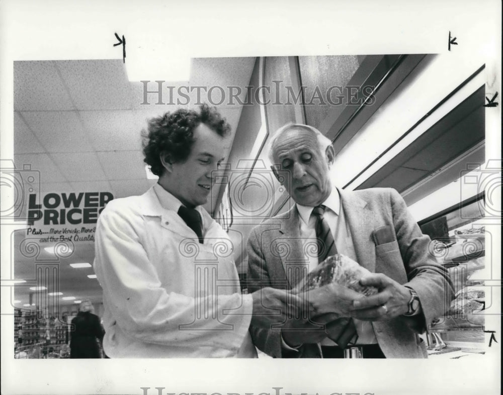 1986 Press Photo Sandy Gale, Meat Manager and Steve Shea - Historic Images