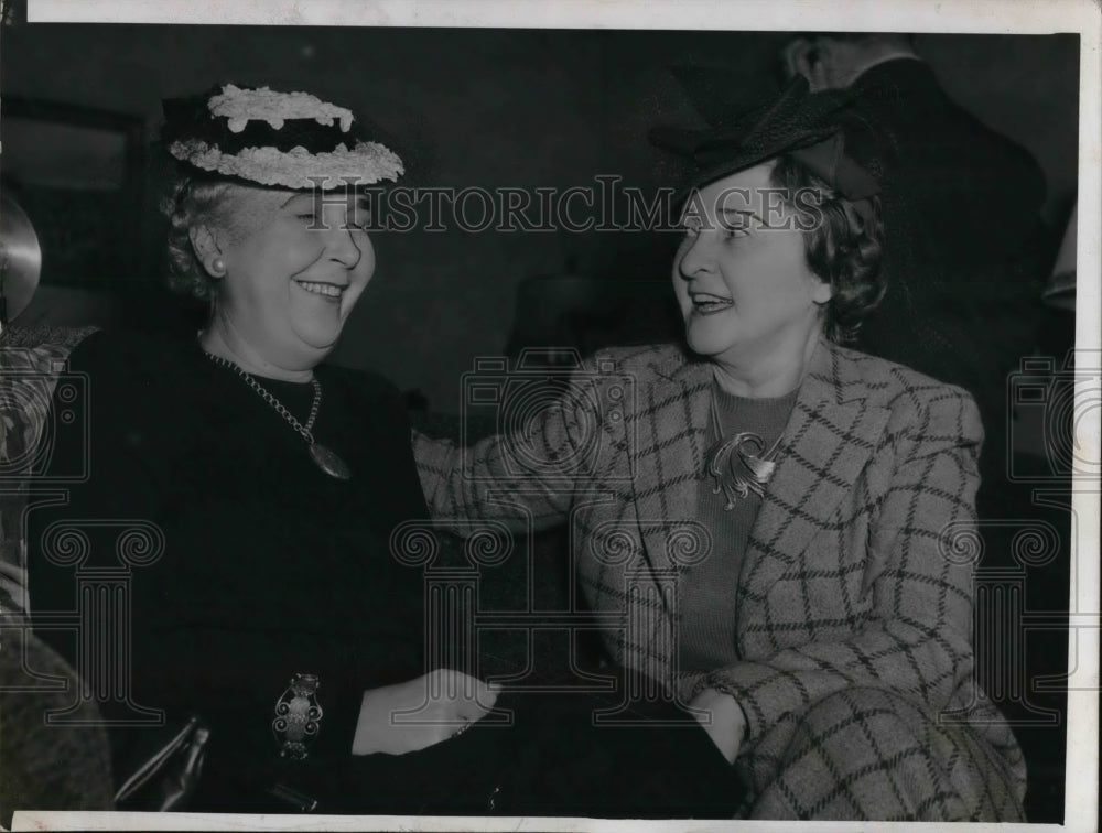 1942 Press Photo Mrs Ruth Lind and Mrs. Carl Friebolin - cva20842- Historic Images